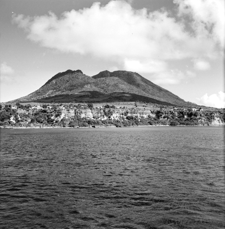 De kust bij Sint Eustatius, Bestanddeelnr 252-3970