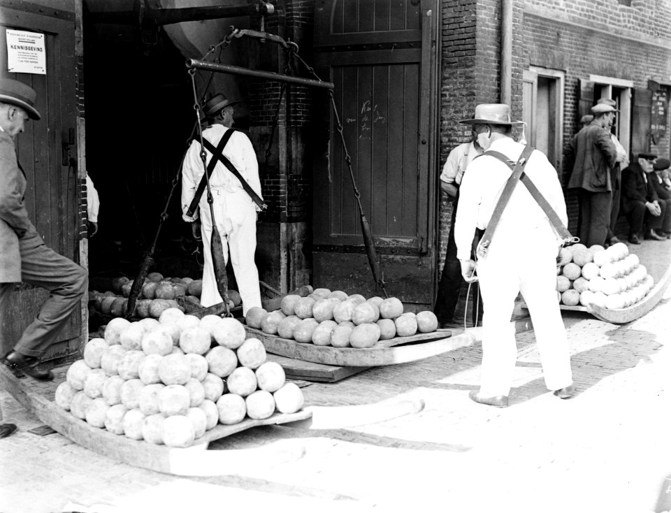De Kaasmarkt in Alkmaar, twee dragers hebben juist baar neergezet, Bestanddeelnr 252-0750