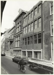 De ingang van de rechtbank in de Jansstraat. NL-HlmNHA 54020708