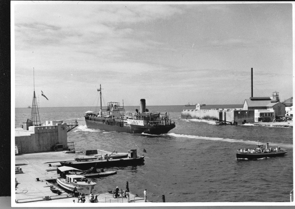 De ingang van de Sint Annabaai haven van Willemstad (Curaçao). Links het fort Am, Bestanddeelnr 935-1166