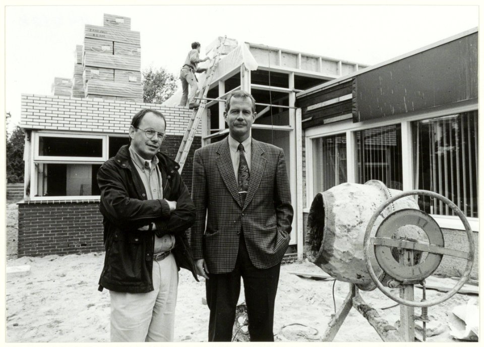 De huisartsen Paardekooper(l) en Jagtenberg(r) voor hun in aanbouw zijnde groepspraktijk in Zandvoort. NL-HlmNHA 54037234