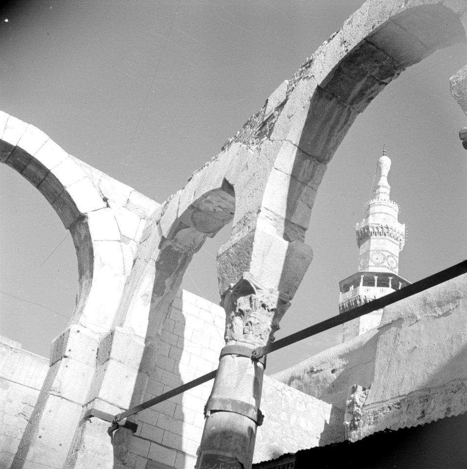 De ingang van de Omayaden moskee met het propyleum en de minaret van de Omayaden, Bestanddeelnr 255-5887