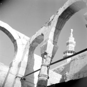 De ingang van de Omayaden moskee met het propyleum en de minaret van de Omayaden, Bestanddeelnr 255-5887