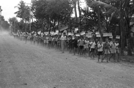 De Indonesische schooljeugd zwaait met Indonesische vlaggetjes, Bestanddeelnr 812