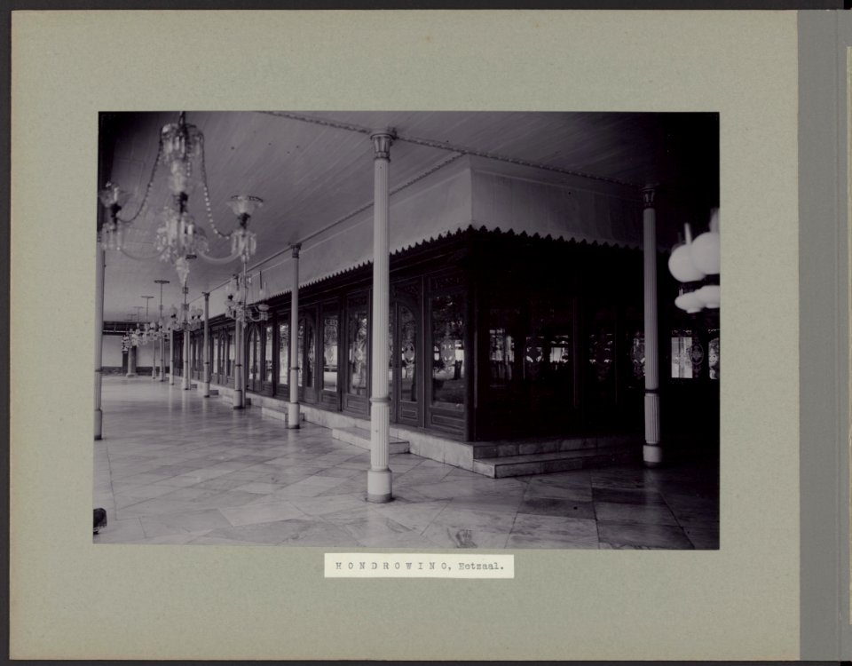 De hondrowino, de eetzaal in de kraton (paleis) van Surakarta Hadiningrat, Bestanddeelnr 818 11