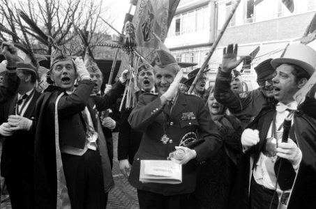 De hoofdcommissaris en prins carnaval brengen de alaaf-groet, Bestanddeelnr 927-0012