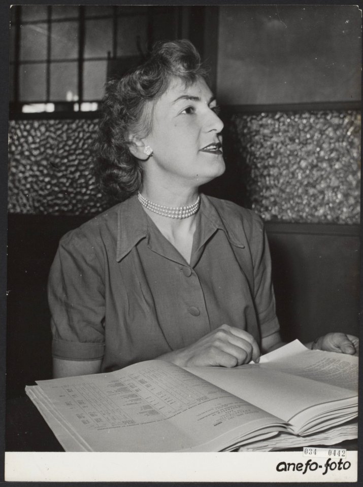 De journaliste Jeanne Roos, werkzaam bij een van de Amsterdamse dagbladen, zal a, Bestanddeelnr 034-0442