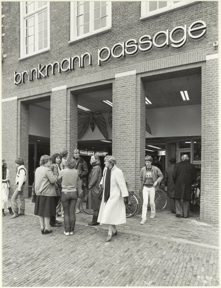 De ingang van de Brinkmann Passage aan de Grote Markt. NL-HlmNHA 54021402