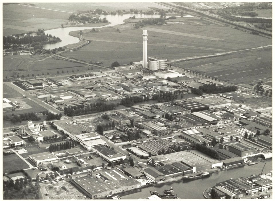 De industriehaven in de Waarderpolder en middenboven de PTT-toren. NL-HlmNHA 540015216