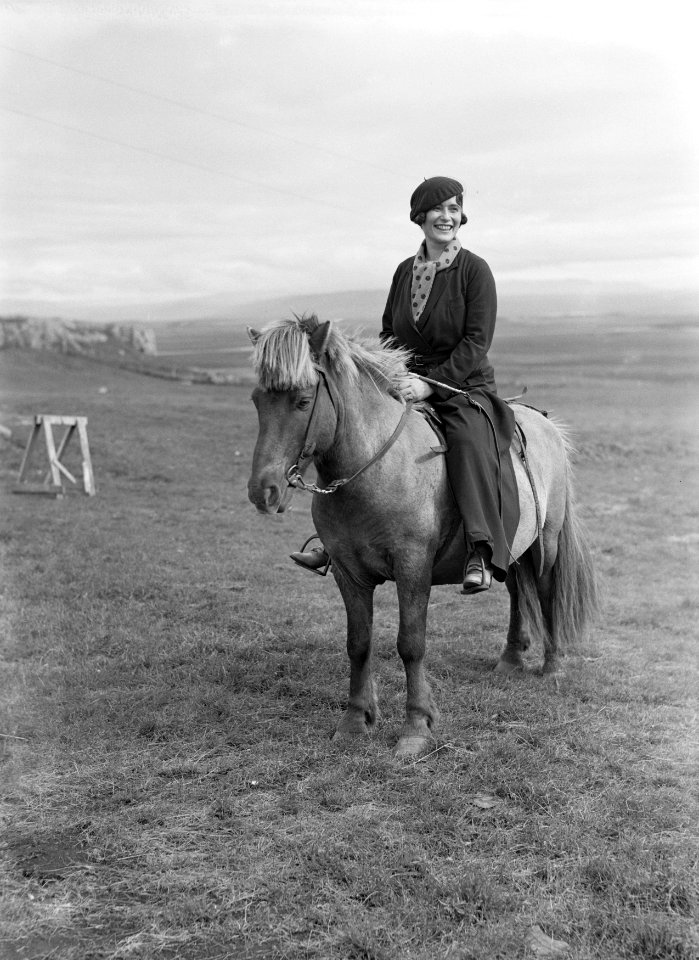De journaliste Anita Joachim op een IJslandse pony, Bestanddeelnr 190-0450