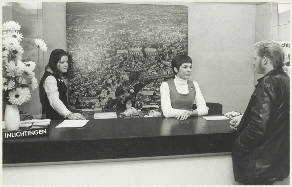 De informatiebalie van het Stadhuis. NL-HlmNHA 54011974