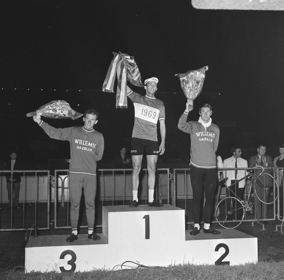 De huldiging van de profs achtervolging, v.l.n.r. Rini Wagtmans, Gert Bongers en, Bestanddeelnr 922-6754