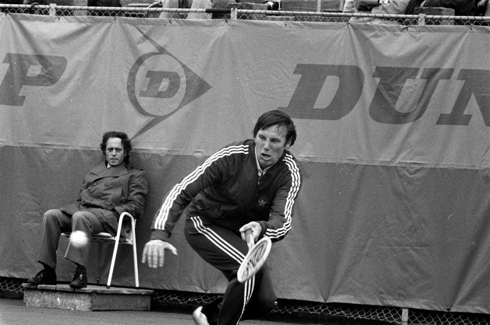 De Joegoslavische speler Niki Pilic in training op de banen van de Scheveningse , Bestanddeelnr 929-1381