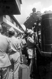 De Johan van Oldenbarnevelt, die zaterdagmiddag 14 mei uit de haven van Priok , Bestanddeelnr 450