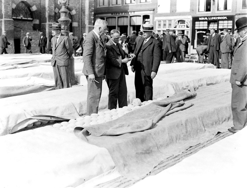 De Kaasmarkt in Alkmaar - 3 heren proeven de kaas, Bestanddeelnr 252-0752
