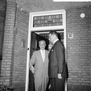 De kabinetsformatie. Minister Marijnen arriveert bij de woning van professor de , Bestanddeelnr 915-3526