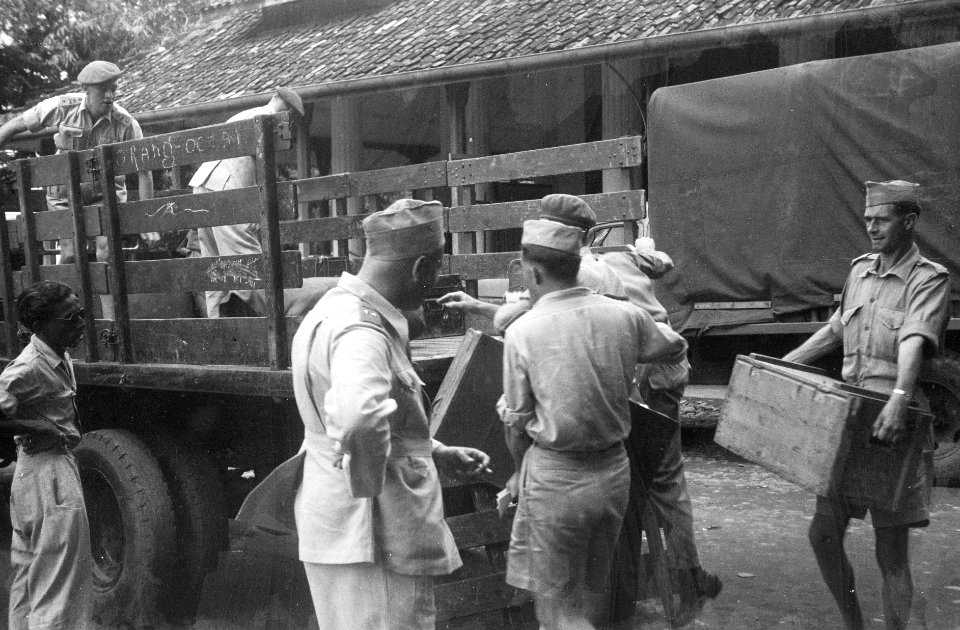 De Johan van Oldenbarnevelt, die zaterdagmiddag 14 mei uit de haven van Priok , Bestanddeelnr 441