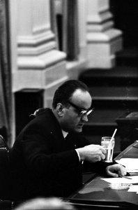 De huur in Tweede Kamer , minister P C W M Bogaers krijgt behoefte aan koele, Bestanddeelnr 916-4762