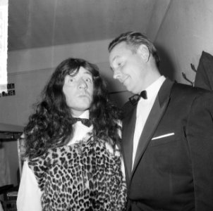 De Johnny en Rijk Show, Johnny Kraaijkamp als Samson met rechts Rijk de Gooyer, Bestanddeelnr 916-9980