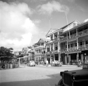 De Heerenstraat in Paramaribo met Hotel Rivierview (rechts) en Handelsmaatschapp, Bestanddeelnr 252-6697
