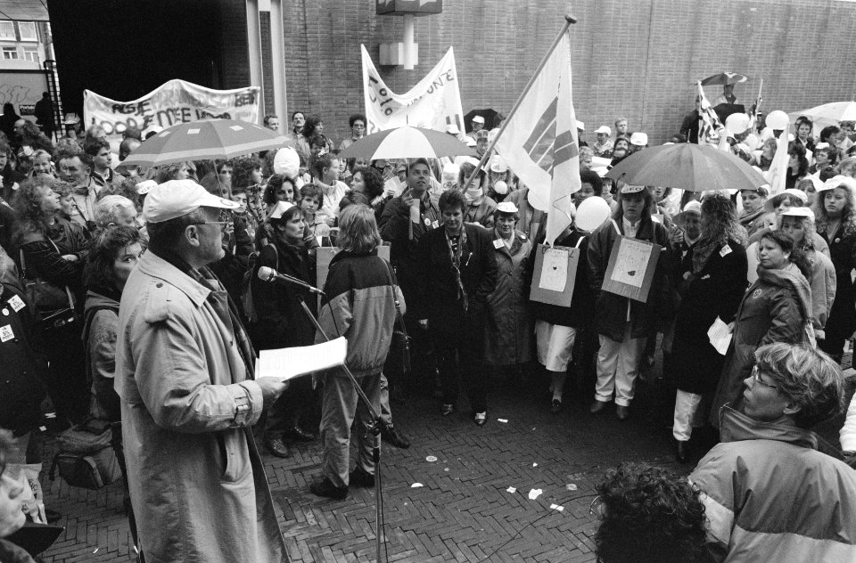 De heer Stapel spreekt actievoerders met spandoeken toe, Bestanddeelnr 934-4377