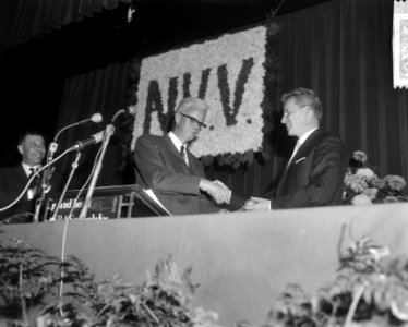 De heer Roemers (l.) terwijl hij de hand schudt van zijn opvolger André Kloos, Bestanddeelnr 918-3512