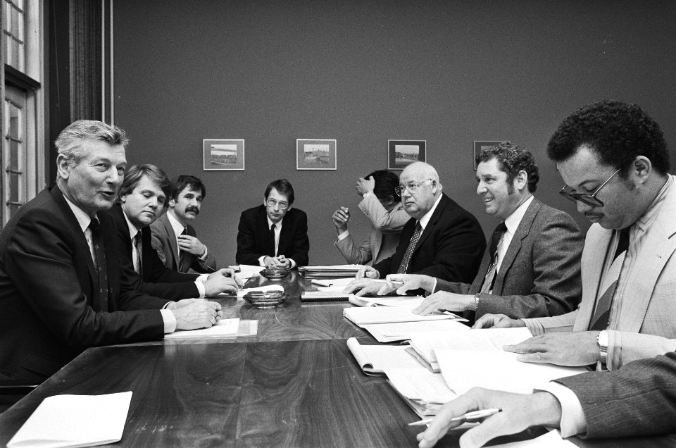 De in ons land aanwezige Arubaanse delegatie had in Den Haag een gesprek met min, Bestanddeelnr 933-5102