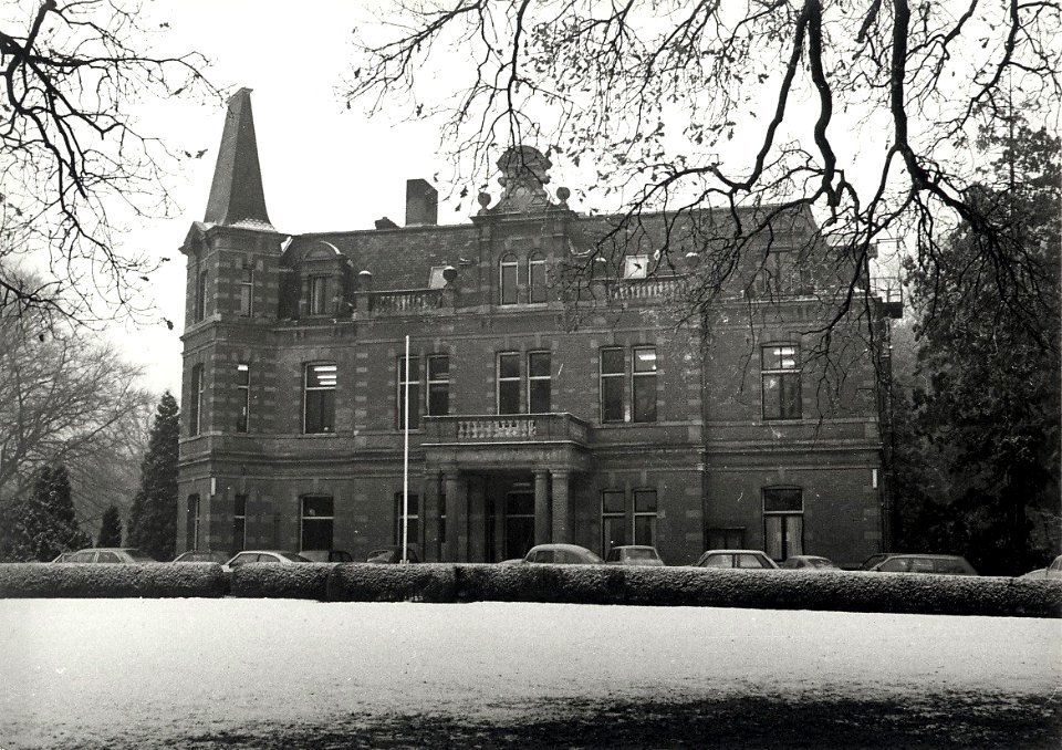 De huidige vestiging van het CIOS aan de Duinlustweg. Aangekocht in 1979 van fotograaf C. de Boer. - Negatiefnummer 17418 k. 4. - Gepubliceerd in het Haarlems Dagblad dd 30.11.1979. Identifi, NL-HlmNHA 54010130