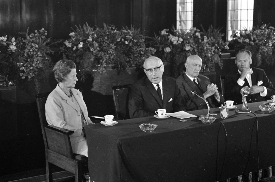 De heer Samkalden met echtgenote, aan zijn linkerzijde wethouder Koets, Bestanddeelnr 920-4584