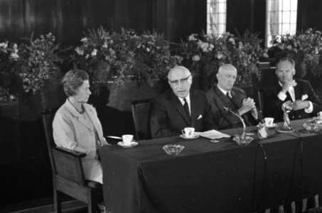 De heer Samkalden met echtgenote, aan zijn linkerzijde wethouder Koets, Bestanddeelnr 920-4584