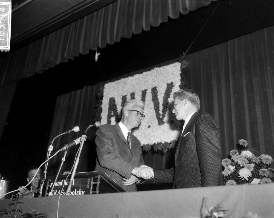 De heer Roemers (l.) terwijl hij de hand schudt van zijn opvolger André Kloos, Bestanddeelnr 918-3514