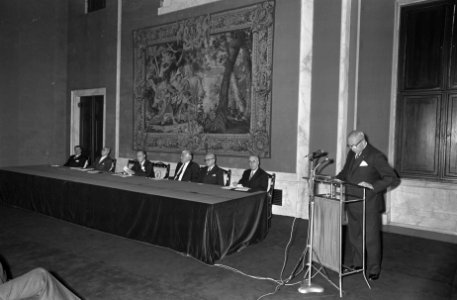 De heer W. Rehbock houdt een welkomstoespraak, Bestanddeelnr 921-7296
