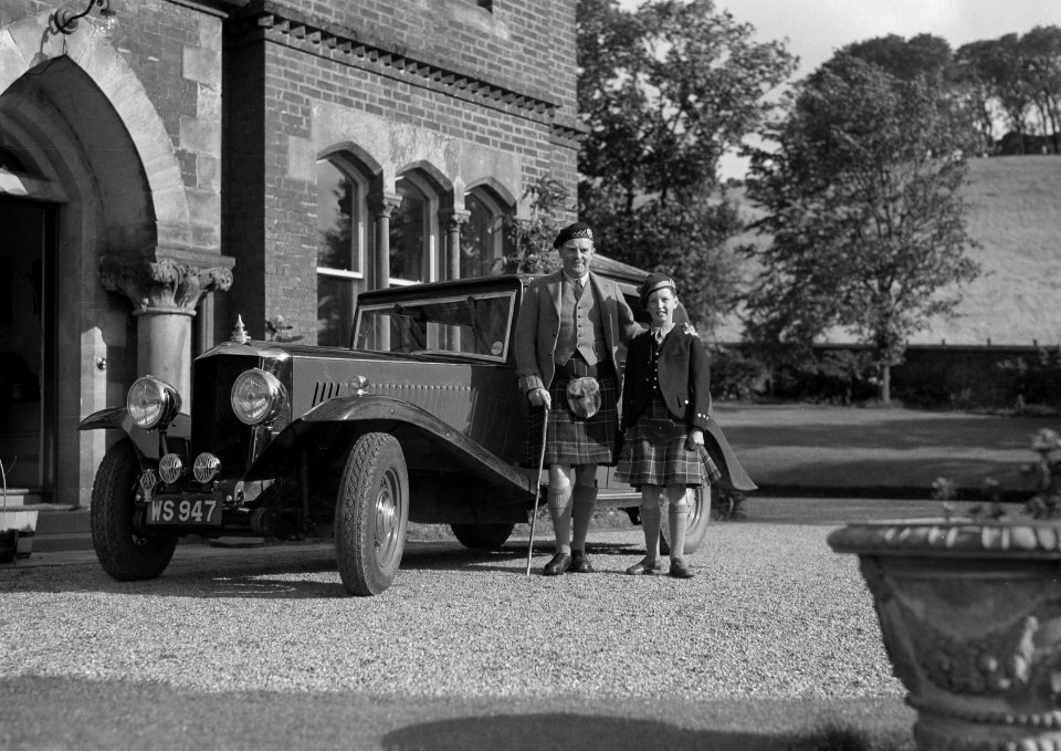 De heer Wood en zijn zoon in Pennicuik bij de auto voor hun huis, Bestanddeelnr 190-1103