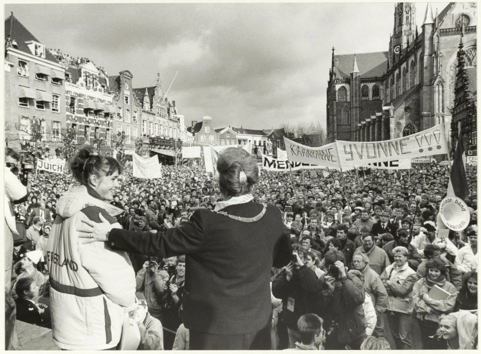 De huldiging van drievoudig Olympisch schaatskampioene Yvonne van Gennip op het bordes van het stadhuis. Op de rug gezien burgemeester Schmitz. NL-HlmNHA 54020757