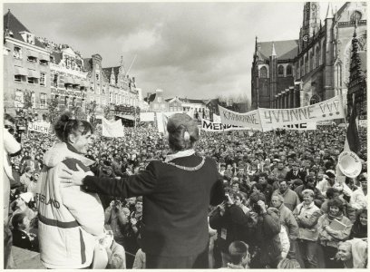 De huldiging van drievoudig Olympisch schaatskampioene Yvonne van Gennip op het bordes van het stadhuis. Op de rug gezien burgemeester Schmitz. NL-HlmNHA 54020757