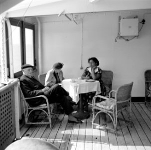 De heer Van Dijk met twee vrouwen aan boord van de ms. Nestor op weg naar Surina, Bestanddeelnr 252-2099