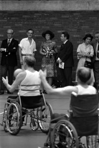 De in rolstoel sportende gehandicapten met prinses Beatrix op de achtergrond, Bestanddeelnr 928-1340