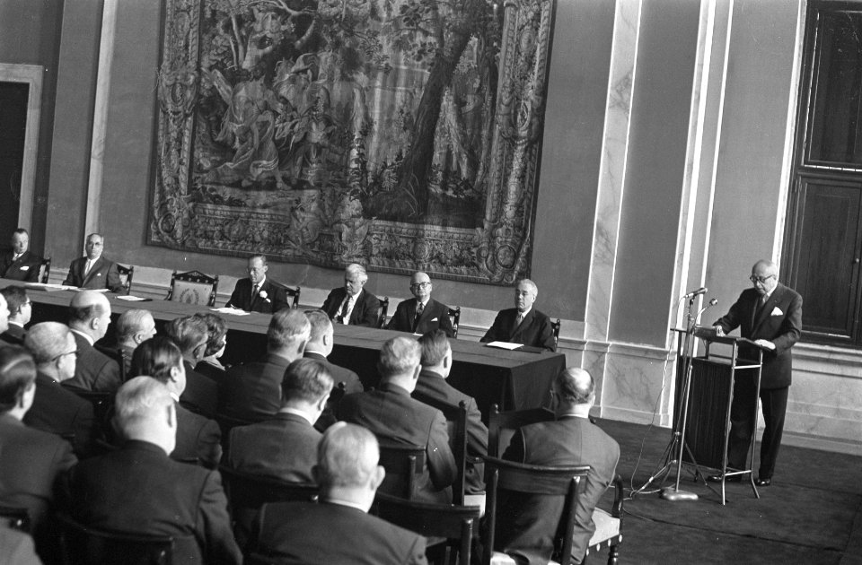 De heer W. Rehbock houdt een welkomstoespraak, Bestanddeelnr 921-7294