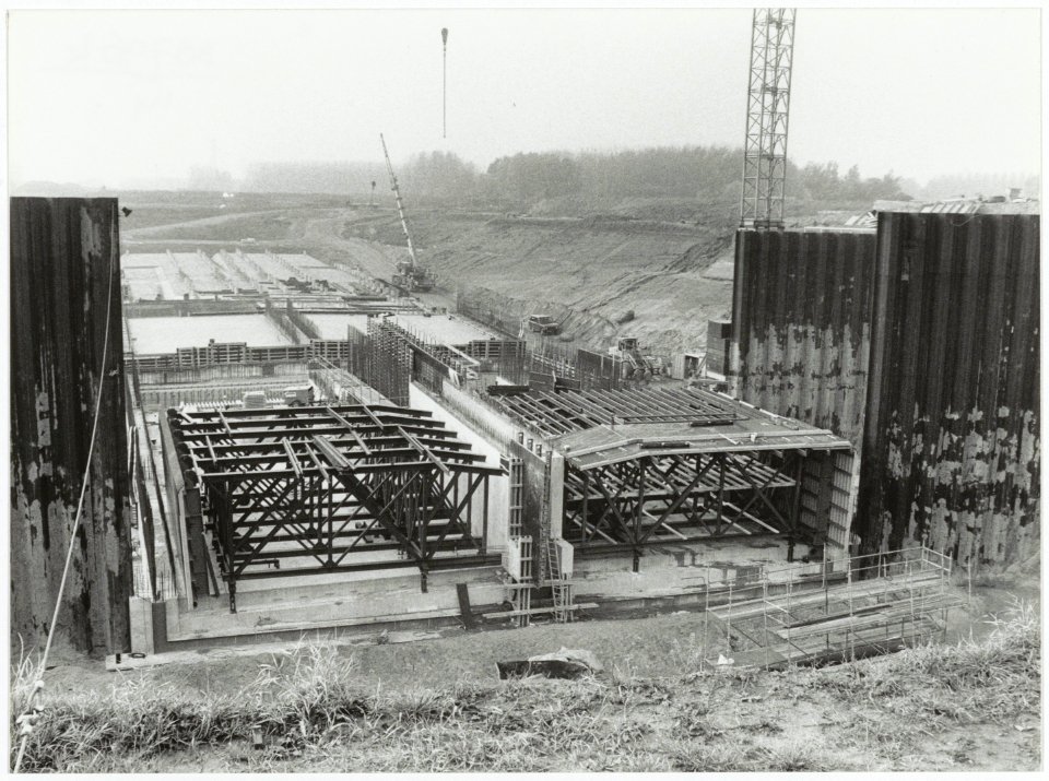 De inritten voor de Wijkertunnel die gebouwd worden in een bouwput langs de Amsterdamseweg in Velsen-Zuid alvorens deze weg kan worden omgelegd over de tunnelingang. NL-HlmNHA 54035050