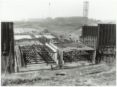 De inritten voor de Wijkertunnel die gebouwd worden in een bouwput langs de Amsterdamseweg in Velsen-Zuid alvorens deze weg kan worden omgelegd over de tunnelingang. NL-HlmNHA 54035050