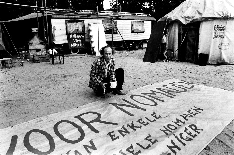 De heer Willigen voor zijn nomadencaravan op het oude Waterlooplein, Bestanddeelnr 930-9459