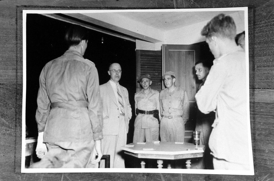 De Hoge Vertegenwoordiger van de Kroon (HVK) dr. Beel bracht de kerstavond door , Bestanddeelnr 5577