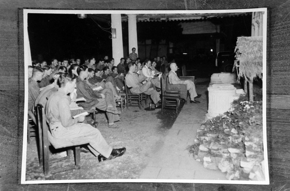 De Hoge Vertegenwoordiger van de Kroon (HVK) dr. Beel bracht de kerstavond door , Bestanddeelnr 5574