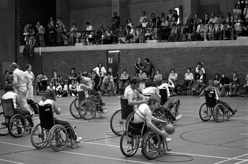 De in rolstoel sportende gehandicapten met publiek, Bestanddeelnr 928-1341