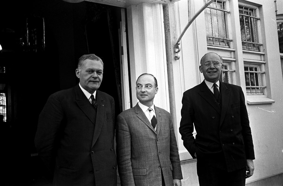 De kabinetscrisis, v.l.n.r. de heren Smallenbroek, Schmelzer en Vondeling, Bestanddeelnr 917-5769