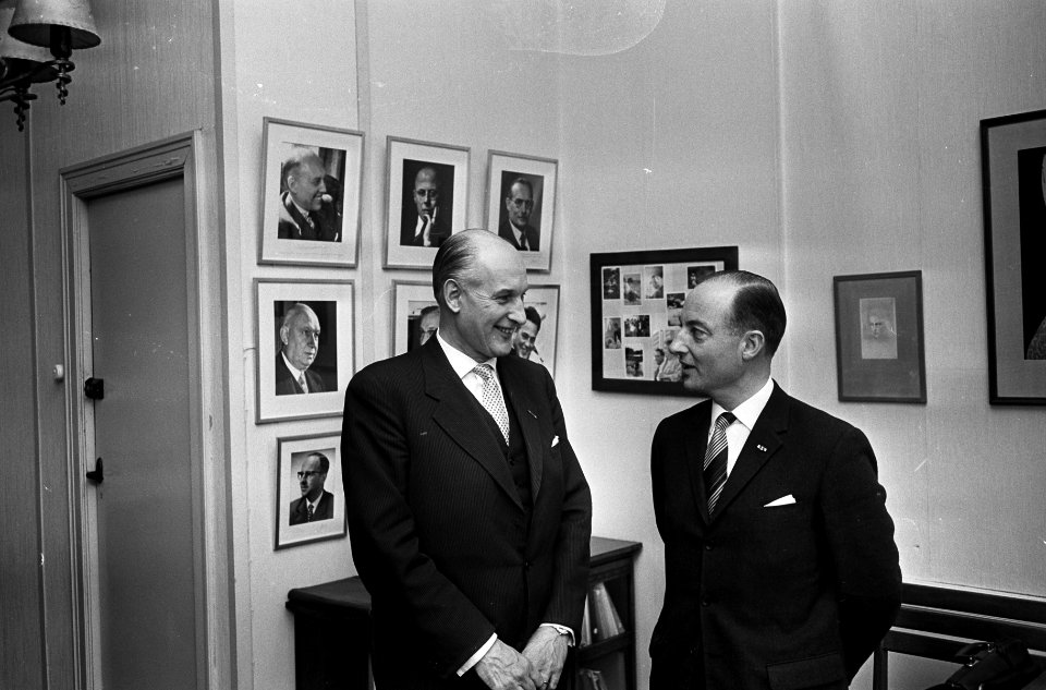 De kabinetscrisis, minister Bot (links) en de heer Schmelzer in het Kabinet van , Bestanddeelnr 917-5024