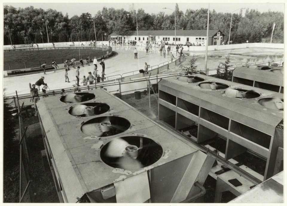 De ijsmachine van de kunstijsbaan. NL-HlmNHA 54031389