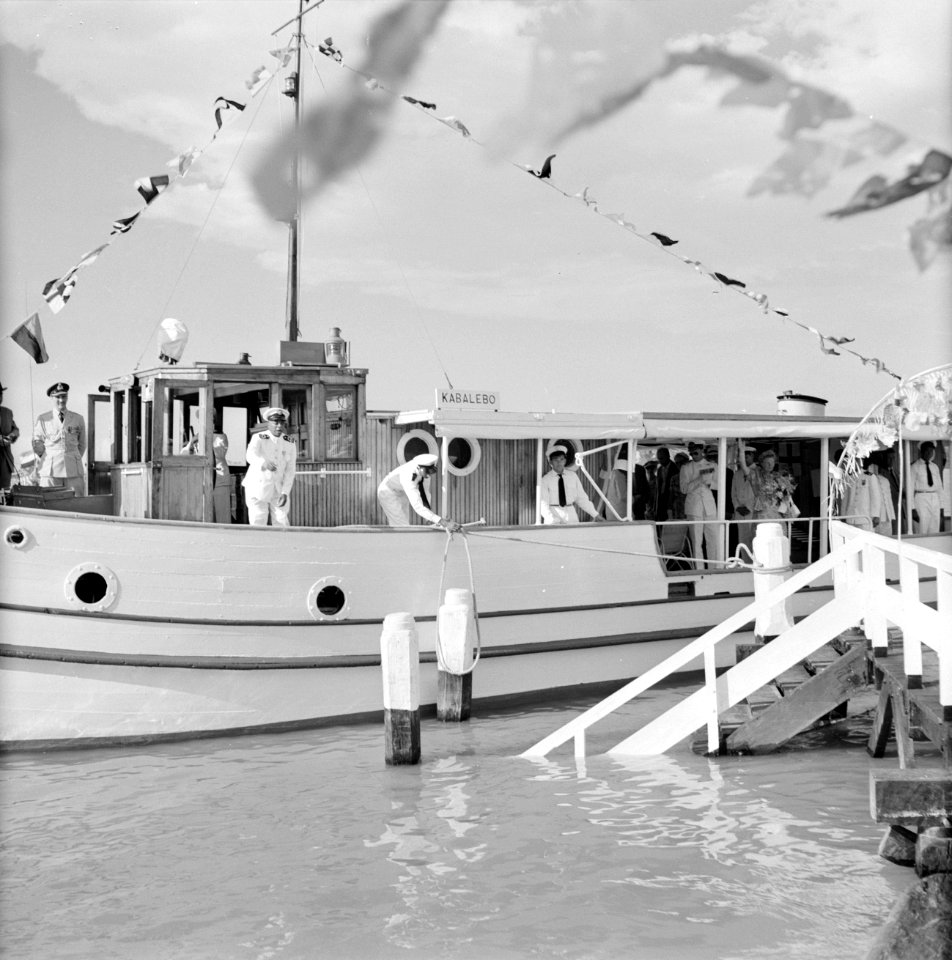 De Kabalebo met het koninklijk gezelschap vertrekt van Domburg in Suriname, Bestanddeelnr 252-4201