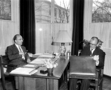 De kabinetscrisis, formateur mr. Cals in gesprek met minister van Financiën prof, Bestanddeelnr 917-5505