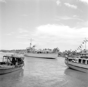 De Kabalebo met het koninklijk gezelschap op de Surinamerivier. Op de achtergron, Bestanddeelnr 252-4200